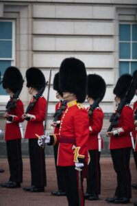 buckingham-palace-soldiers