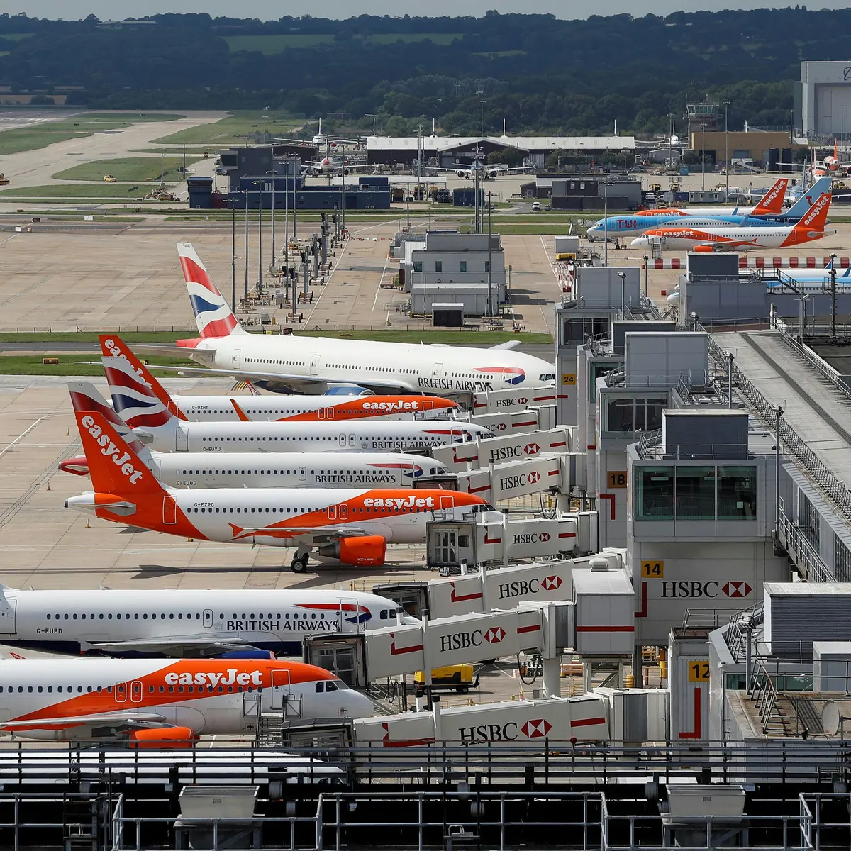 Luton to gatwick transfer with british car transfer